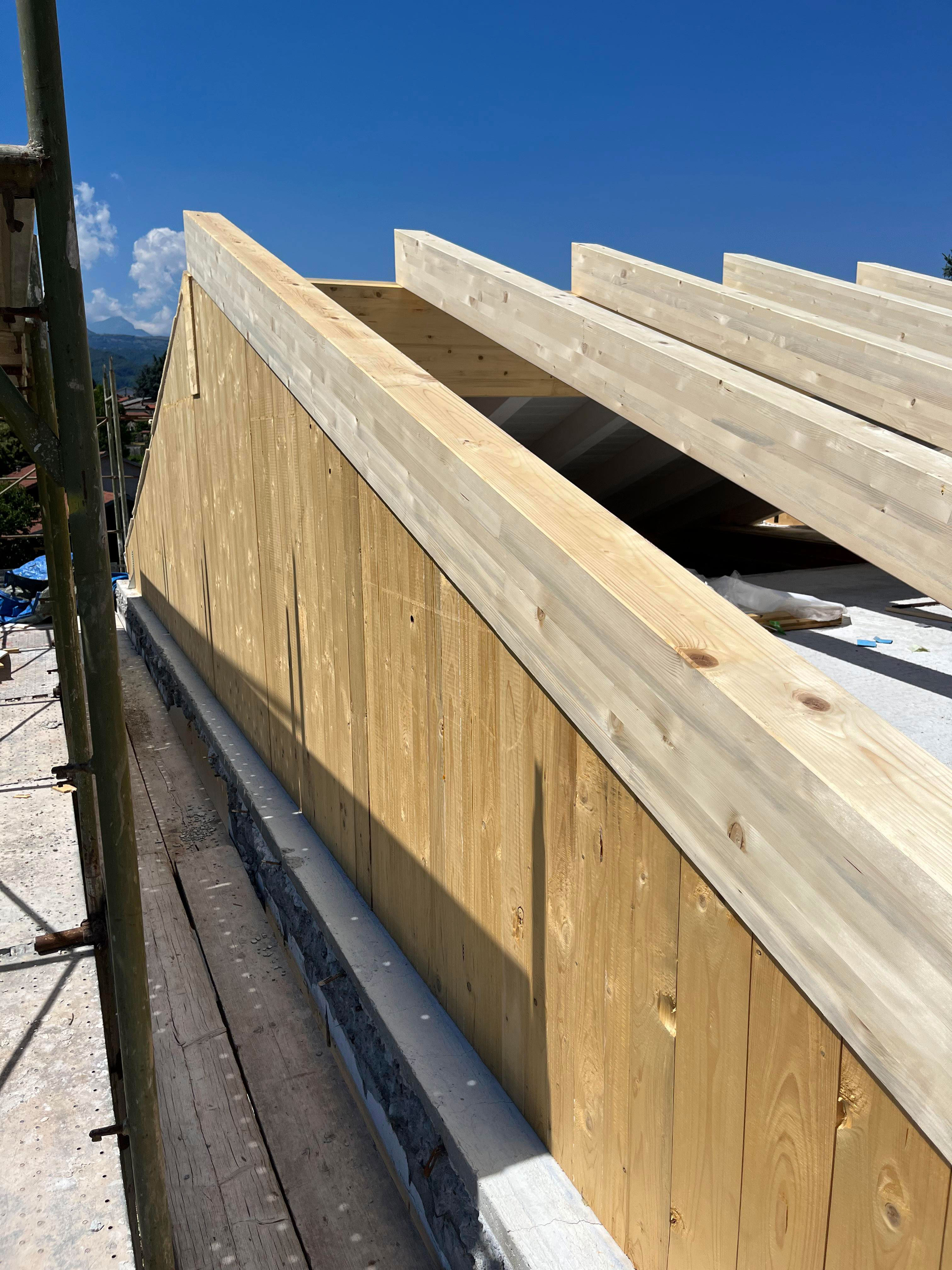 realizzazione-copertura-in-legno-lamellare 01